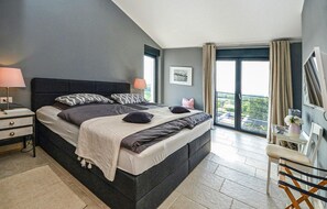 4 habitaciones, tabla de planchar con plancha y cuna de viaje