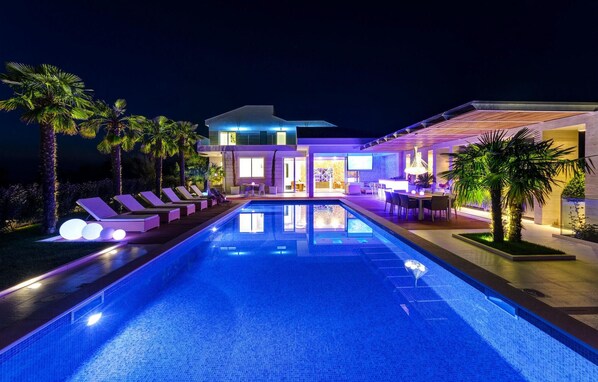 A heated pool - Beach front home in Novalja with sauna (Novalja)