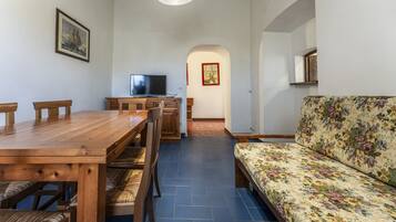 Appartamento | Area soggiorno | TV 32 pollici con canali via cavo