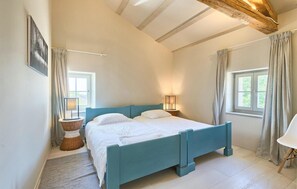 7 quartos, ferros/tábuas de passar roupa, berço de viagem