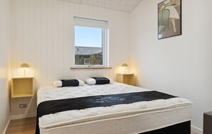 5 bedrooms, travel cot, free WiFi - 5 bedroom nice home in Hadsund (Hadsund)
