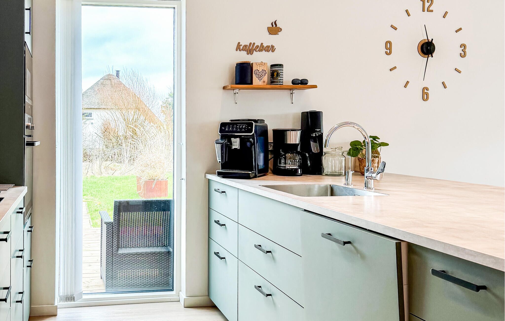 Kaffe-/temaskine, køleskab, mikrobølgeovn, opvaskemaskine