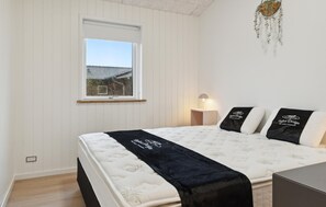 5 bedrooms, travel cot, free WiFi - 5 bedroom nice home in Hadsund (Hadsund)