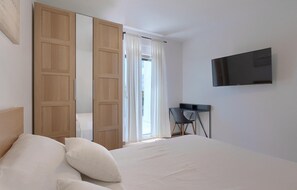 4 slaapkamers, een strijkplank/strijkijzer, reisbedje, gratis wifi