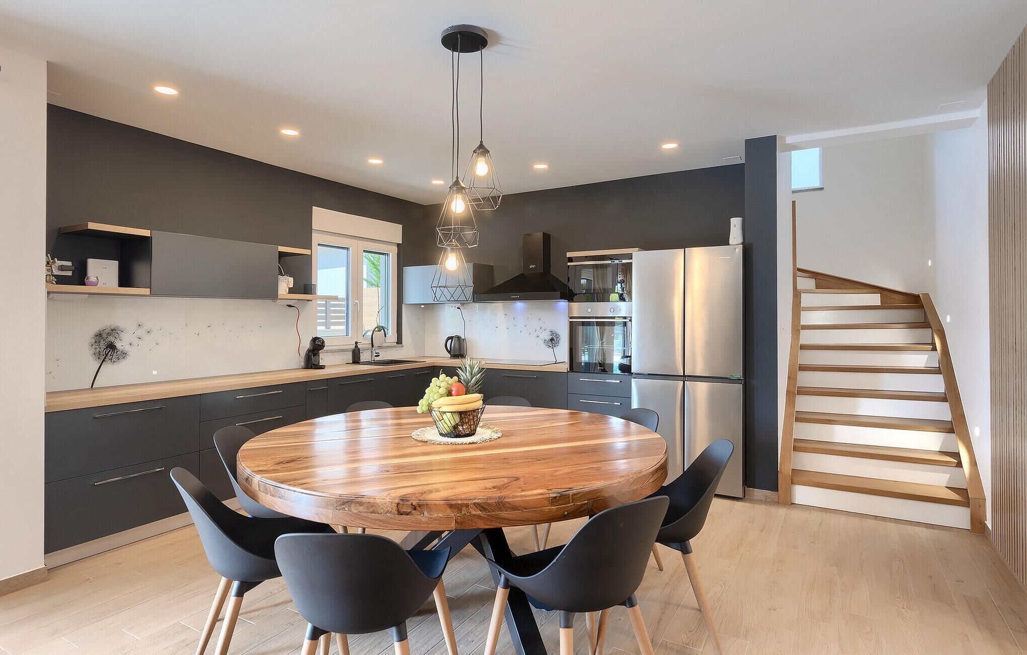 Kühlschrank, Ofen, Geschirrspüler, Wasserkocher mit Kaffee-/Teezubehör