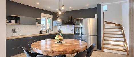 Kylskåp, ugn, diskmaskin och kaffe- och tebryggare