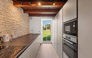 Fridge, oven, dishwasher, coffee/tea maker - Awesome home in Kanfanar (Kanfanar)