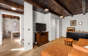 Fernseher, Tischfußball, Stereoanlage