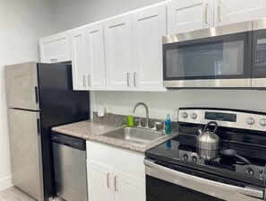 Private kitchen - Newly renovate, Cozy,central location, w/parking.
(Miami)