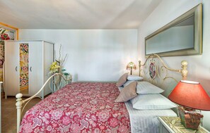 1 slaapkamer, een strijkplank/strijkijzer, reisbedje, gratis wifi