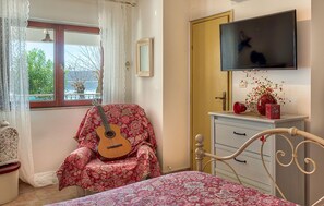 1 bedroom, iron/ironing board, travel cot, free WiFi