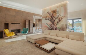 Fernseher, Kamin, Tischfußball