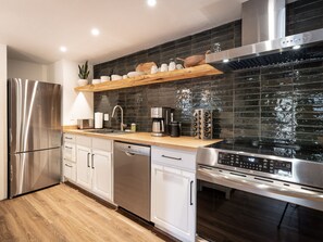 Private kitchen - Stylish Mammoth Lakes Condo:Walk to Town, w/Hot Tub, Pool, & Shuttle to Mountain (Mammoth Lakes)