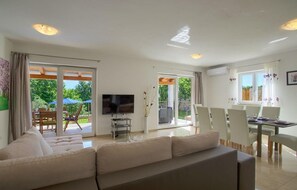 Fernseher, Tischtennisplatte