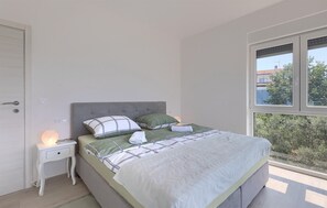 4 bedrooms, iron/ironing board, travel cot, free WiFi