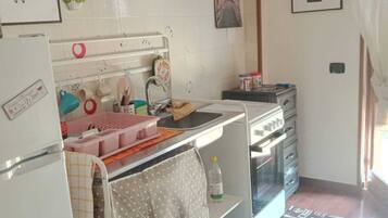 Ofen, Herdplatte, Wasserkocher mit Kaffee-/Teezubehör