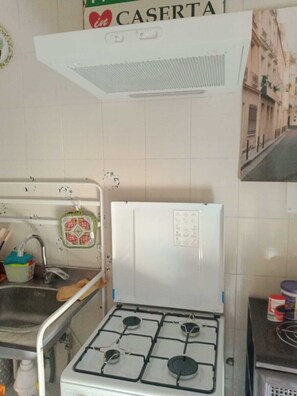 Horno, parrilla de estufa, cafetera y tetera y utensilios de cocina 