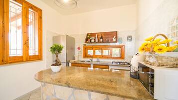 Frigorifero, piano cottura, macchina per tè/caffè