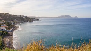 A coastal view with a beach, houses, and a distant mountain. - Amazing home in Altavilla Milicia (Altavilla Milicia)