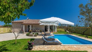 A house with a swimming pool, outdoor seating, and a garden. - Stunning home in Pula (Pula)