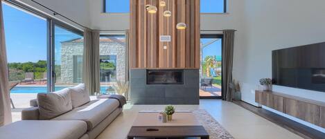 Fernseher, Kamin, Tischtennisplatte