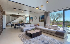 TV, peis og bordtennis