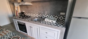 Kylskåp, mikrovågsugn, ugn och spishäll