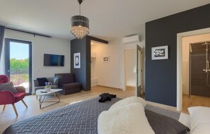 4 bedrooms, iron/ironing board, travel crib, free WiFi