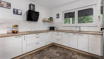 Fridge, dishwasher, coffee/tea maker