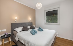 3 bedrooms, iron/ironing board, free WiFi, bed sheets