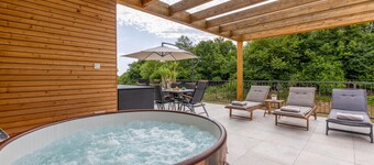 Stunning home in Seliste Dreznicko