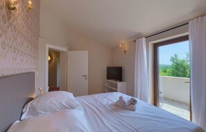 4 bedrooms, iron/ironing board, travel cot, free WiFi