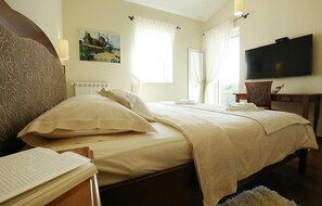 4 habitaciones, tabla de planchar con plancha y cuna de viaje 