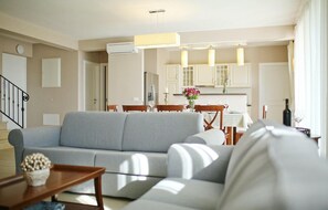 Een televisie en een open haard