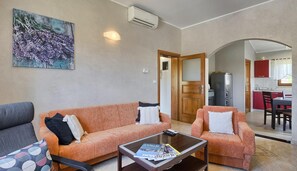 Televisión y chimenea 