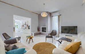 TV, fireplace, ping pong
