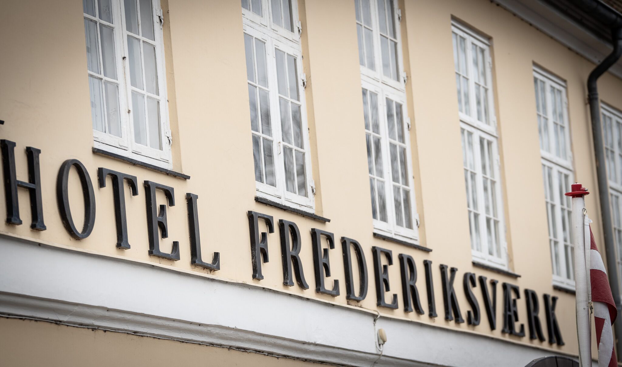 Un bâtiment portant l’enseigne « HÔTEL FREDERIKSVERK », qui indique le nom de l’établissement.