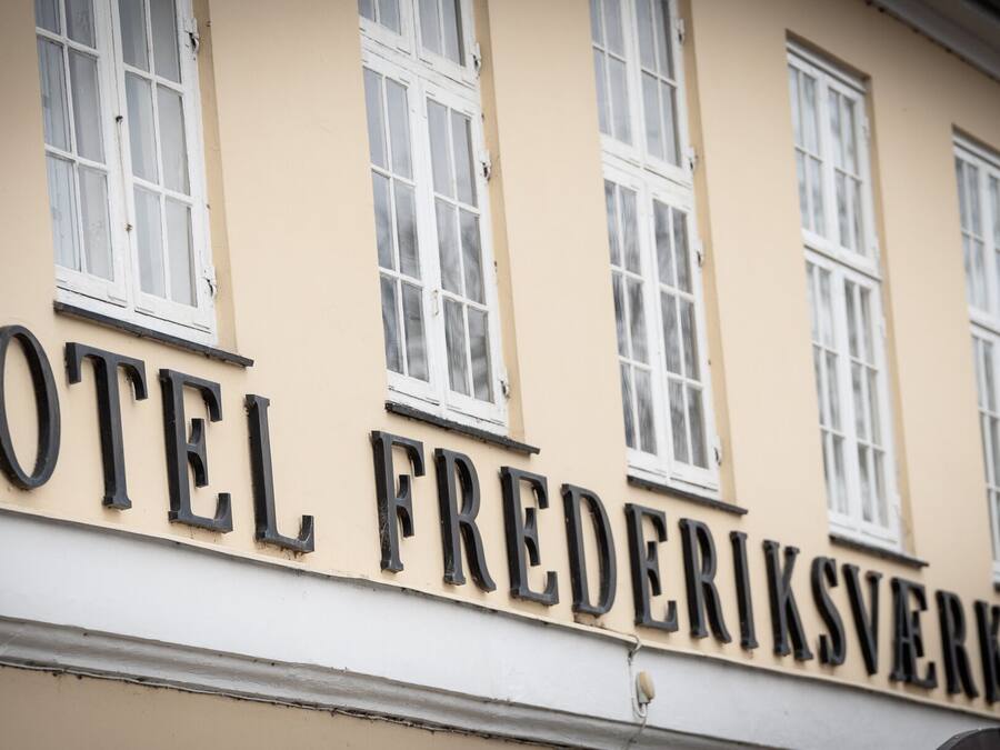 Un bâtiment portant l’enseigne « HÔTEL FREDERIKSVERK », qui indique le nom de l’établissement.