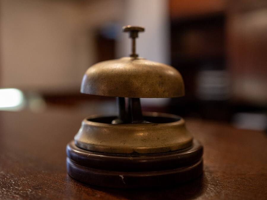 Una campana de bronce sobre una superficie de madera.