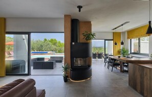 Fernseher, Kamin, DVD-Player, Stereoanlage