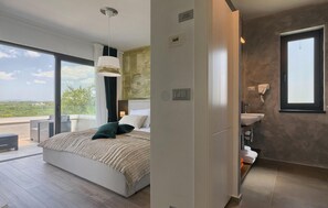 4 quartos, ferros/tábuas de passar roupa, berço de viagem