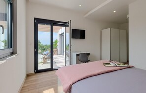 3 bedrooms, iron/ironing board, travel crib, free WiFi