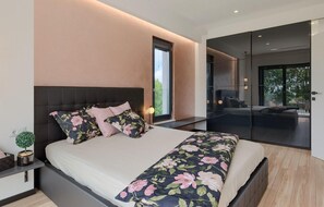 3 bedrooms, iron/ironing board, travel cot, free WiFi