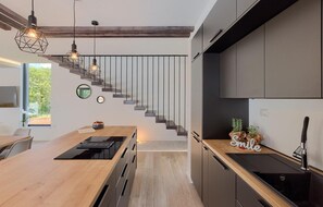 Fridge, oven, dishwasher, coffee/tea maker