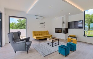 Televisión, chimenea, estéreo