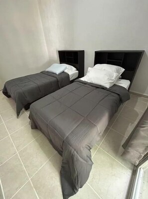 2 habitaciones, tabla de planchar con plancha, wifi y ropa de cama 