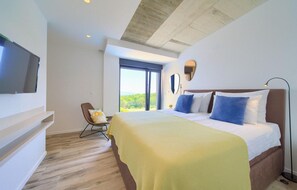3 habitaciones, tabla de planchar con plancha y cuna de viaje