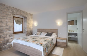 3 bedrooms, iron/ironing board, travel cot, free WiFi