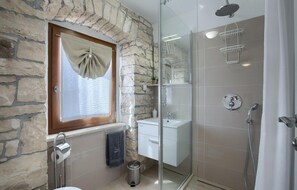 Shower, hair dryer - Awesome home in Kanfanar (Kanfanar)