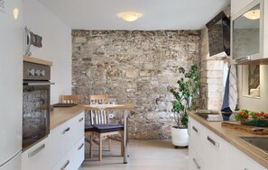 Køleskab, ovn, opvaskemaskine, kaffe-/temaskine